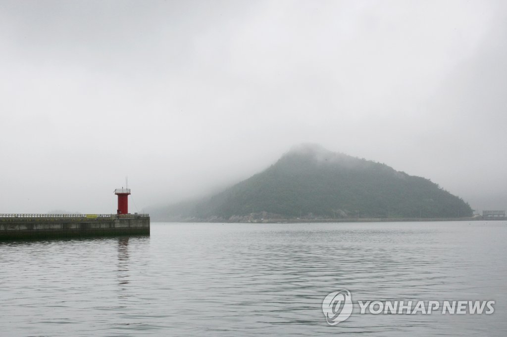 제8호 태풍 '너구리' 때문에 중단됐던 세월호 선체 수색작업이 10일 오후 재개된다. 사진은 지난 3일 오후의 사고해역 인근 팽목항 전경.