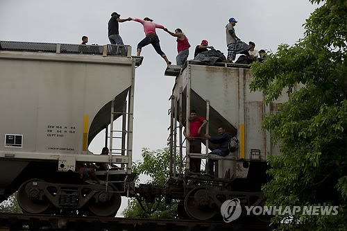 갱단 때문에 못살겠어서…
(AP=연합뉴스) 멕시코 남부 치아파스주 레포르마 데 피네타에서 미국으로의 밀입국에 나선 사람들이 지난 달 20일(현지시간) 북쪽으로 향하는 화물칸 위에 올라타고 있는 모습. 이들의 상당수는 정치적 망명이 아니어서 불법인 줄 알지만 갱단 등의 범죄를 피해 미국으로 가는 길이라고.
bulls@yna.co.kr