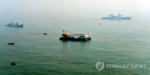 11일 오후 세월호가 침몰한 전남 진도 앞바다 사고 해역에서 민관군 합동 구조대가 수색작업을 준비하고 있다. (연합뉴스 자료사진)