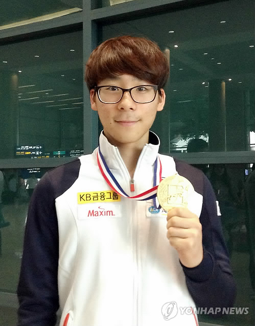 금메달 들어 보이는 이준형