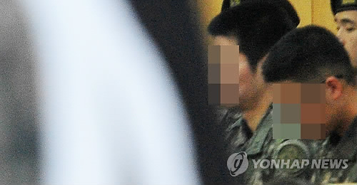 재판 받는 '윤일병 사건' 가해 장병들 (연합뉴스 자료사진)