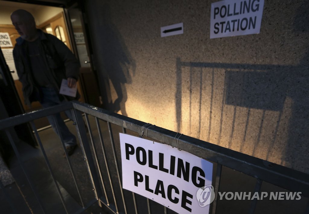 스코틀랜드 독립 주민 투표를 마친 유권자 (AP=연합뉴스)