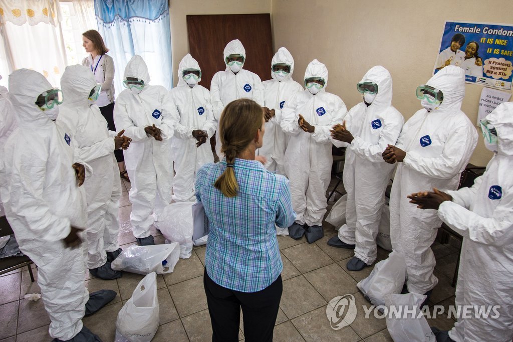 시에라리온 수도 프리타운에서 세계보건기구(WHO) 직원(가운데)이 간호사들에게 에볼라 방호장비 사용법을 가르치고 있는 모습. (AP=연합뉴스)