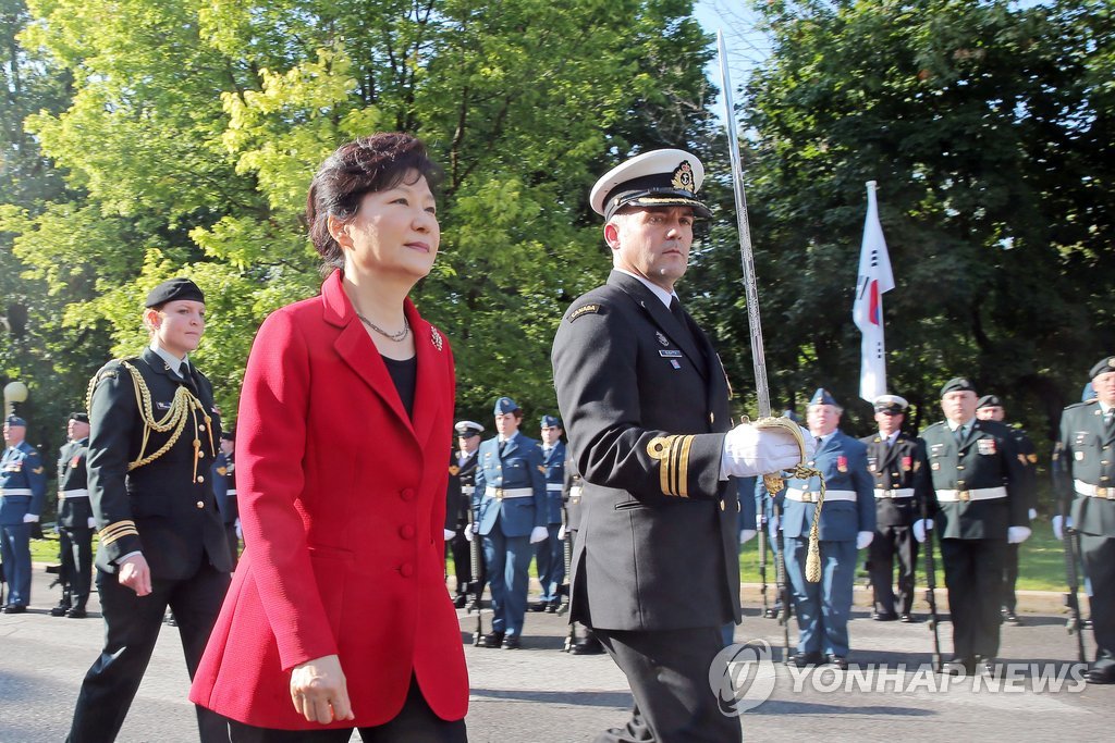 박 대통령, 캐나다 의장대 사열