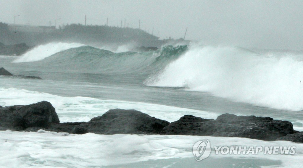 지난달 23일 태풍 풍윙의 간접영향으로 제주도 서귀포시 강정 앞바다에 높은 파도가 몰아치고 있다. 