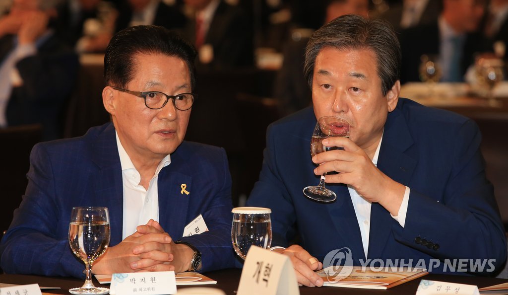 새정치민주연합 박지원 의원(왼쪽)과 새누리당 김무성 대표 (연합뉴스 자료사진)