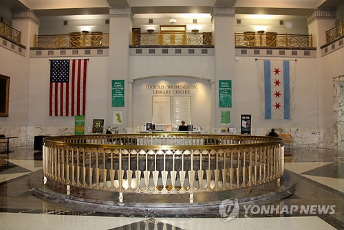 (시카고=연합뉴스) 김 현 통신원 = 한국 문단을 대표하는 시인 고은(81)의 시낭송회가 열린 미국 시카고 명소 해롤드 워싱턴 도서관 입구 중앙홀. 2014.10.4 << 국제뉴스부 기사참조 chicagorho@yna.co.kr