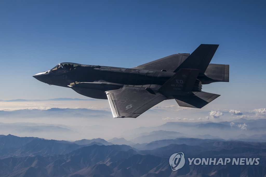 비행하는 F-35A