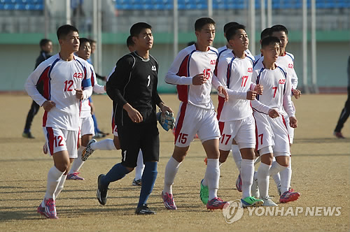 지난해 경기도 연천 공설운동장에서 열린 2014 국제유소년(U-15) 축구대회 결승전 북한과 우즈베키스탄의 경기에서 승리한 북한 선수들이 경기를 마치고 돌아오고 있다. (연합뉴스 자료사진)