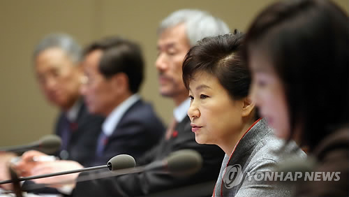 수석비서관회의에서 발언하는 박 대통령