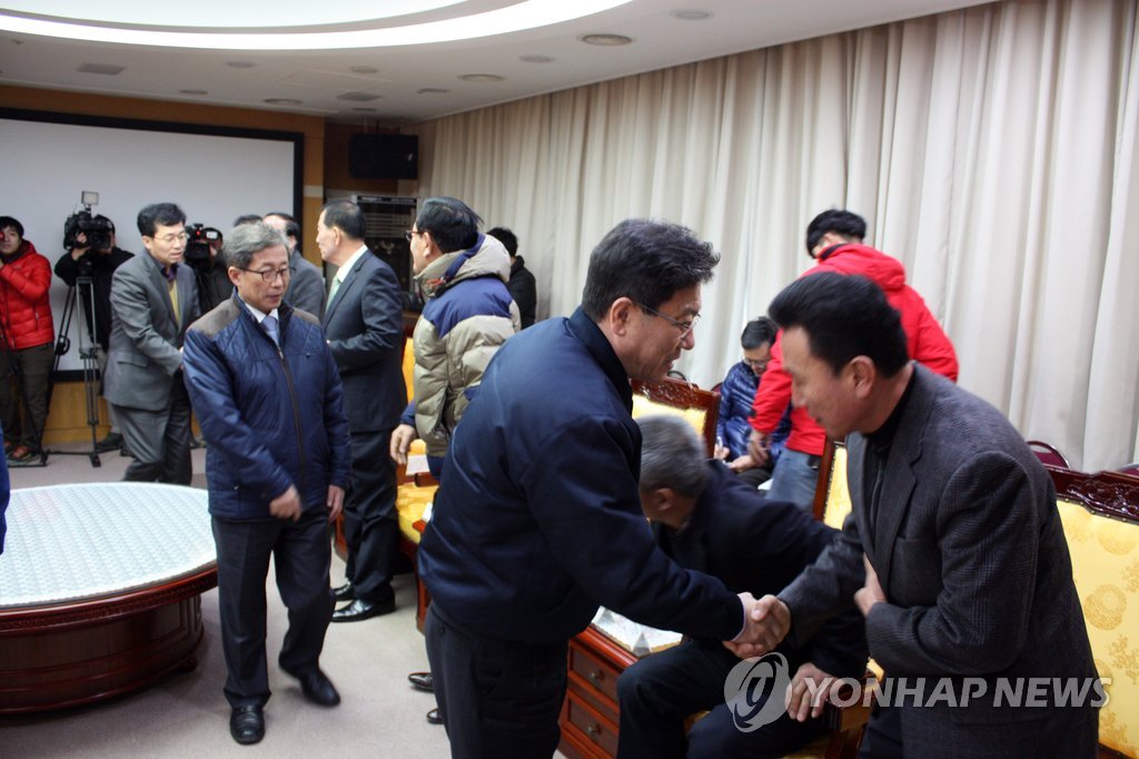 원전 인근 주민 만나는 윤상직 산업장관