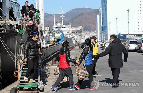지난 1일 러시아 서베링해에서 조업하다가 침몰한 사조산업의 '501오룡호' 생존 선원(필리핀 3명, 인도네시아 3명)이 26일 러시아 어획물 운반선(5천t급)을 타고 부산 감천항에 도착, 자국 대사관 관계자들과 함께 배에서 내리고 있다.