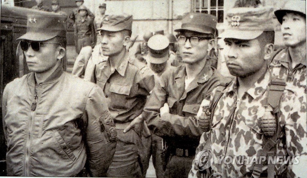 사진은 지난 1961년 5.16 군사쿠데타를 지지하는 육사생들의 퍼레이드를 지켜보는 박정희 전 대통령 (연합뉴스 자료사진)