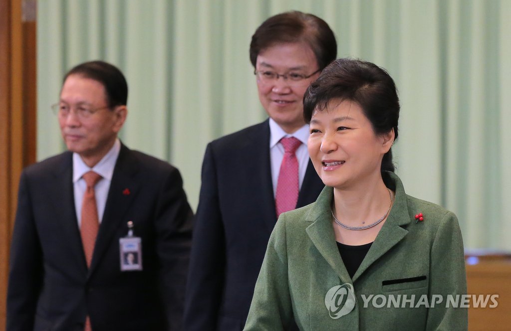 국무회의 참석하는 박 대통령