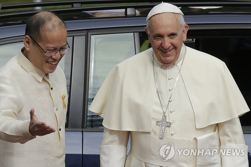 필리핀 대통령 영접받는 교황