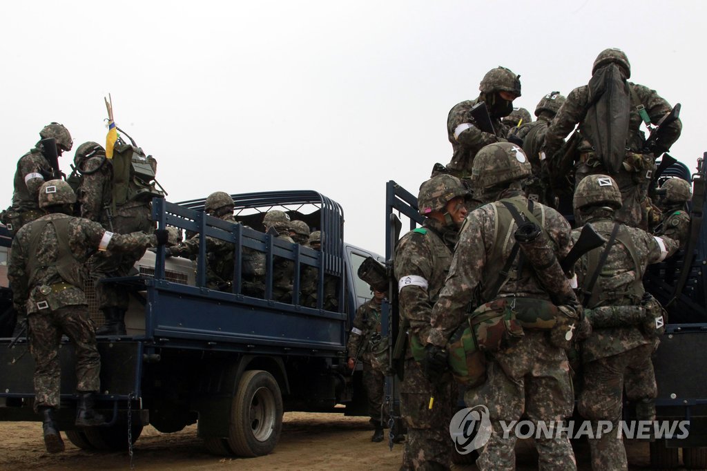 군용차에 타고 있는 군인들.(연합뉴스 자료사진)