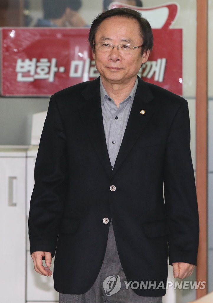 해양수산부 장관을 지낸 새누리당 이주영 의원이 25일 서울 여의도 당사에서 원내대표 출마 기자회견을 위해 입장하고 있다. 