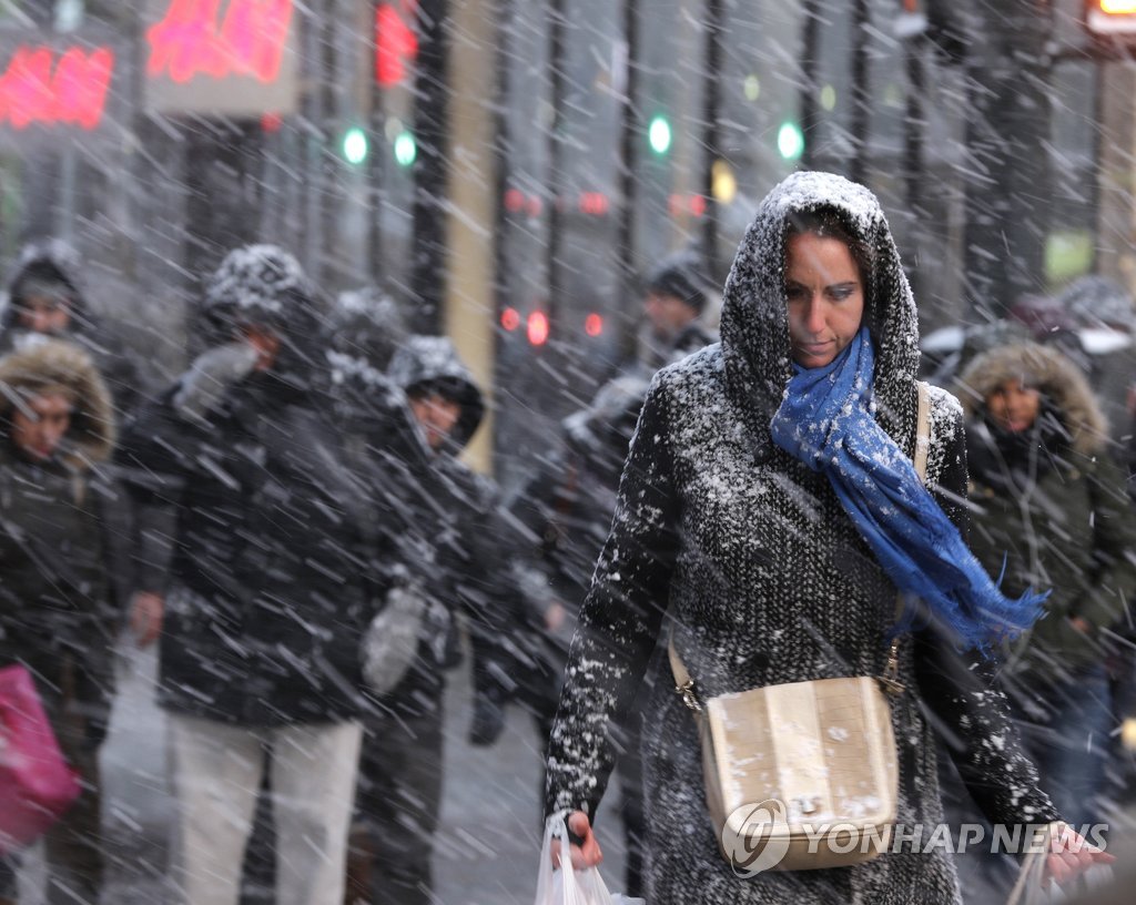 폭풍 눈발 날리는 뉴욕 맨해튼 거리