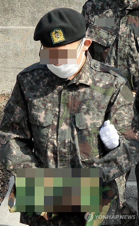 호송버스로 향하는 임 병장