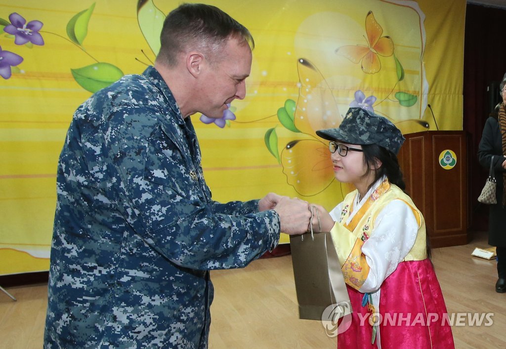 지난해 졸업식서 '미군과 졸업생'(연합뉴스 자료사진)