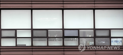 블라인드 쳐진 이완구 후보자 자택