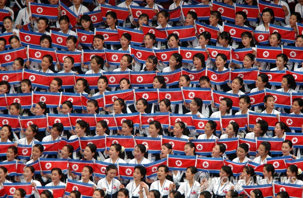 지난 2003년 8월 대구 월드컵경기장에서 열린 하계 유니버시아드 대회 개회식에서 북한 응원단이 응원하는 모습 .<< 연합뉴스 DB >>
