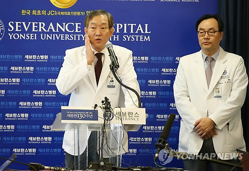 6일 오전 마크 리퍼트 주한 미국 대사가 입원 중인 서울 서대문구 세브란스병원에서 윤도흠 병원장이 리퍼트 대사의 상태에 대해 브리핑하고 있다.