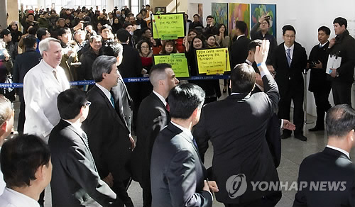 손 흔들며 퇴원하는 마크 리퍼트 대사