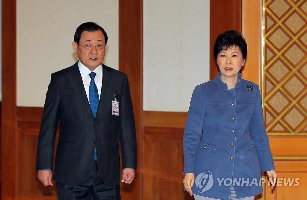 박근혜 대통령이 2015년 3월 18일 청와대에서 당시(이하 동일) 이병호 신임 국가정보원장 임명장 수여식에 이병기 비서실장과 함께 입장하고 있다. [연합뉴스 자료사진]