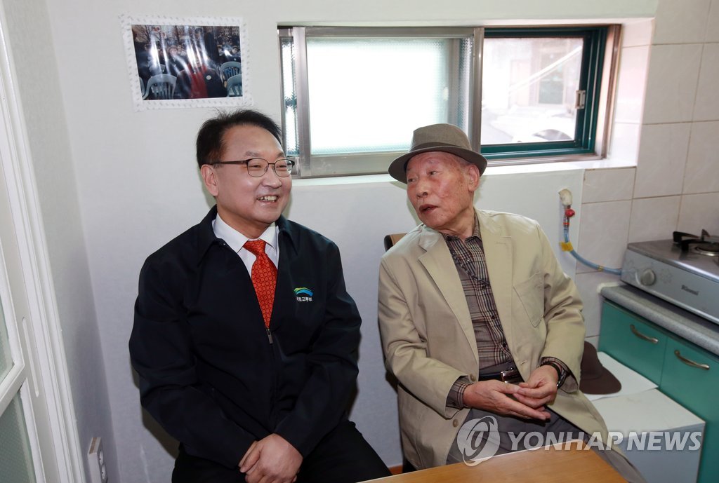 '임대주택' 방문한 유일호 국토교통부 장관