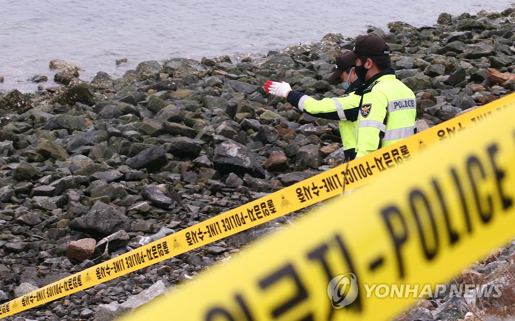 토막시신이 발견된 경기도 시흥 시화방조제에서 지난 5일 오전 경찰 관계자들이 수색작업을 벌이고 있다. 