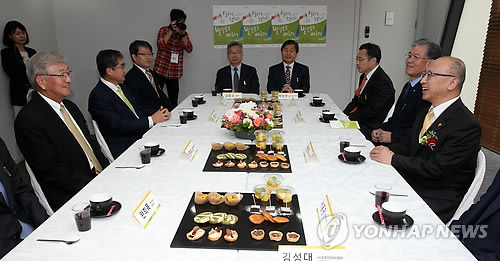 문형표 장관, 보건의 날 수상자들과 환담