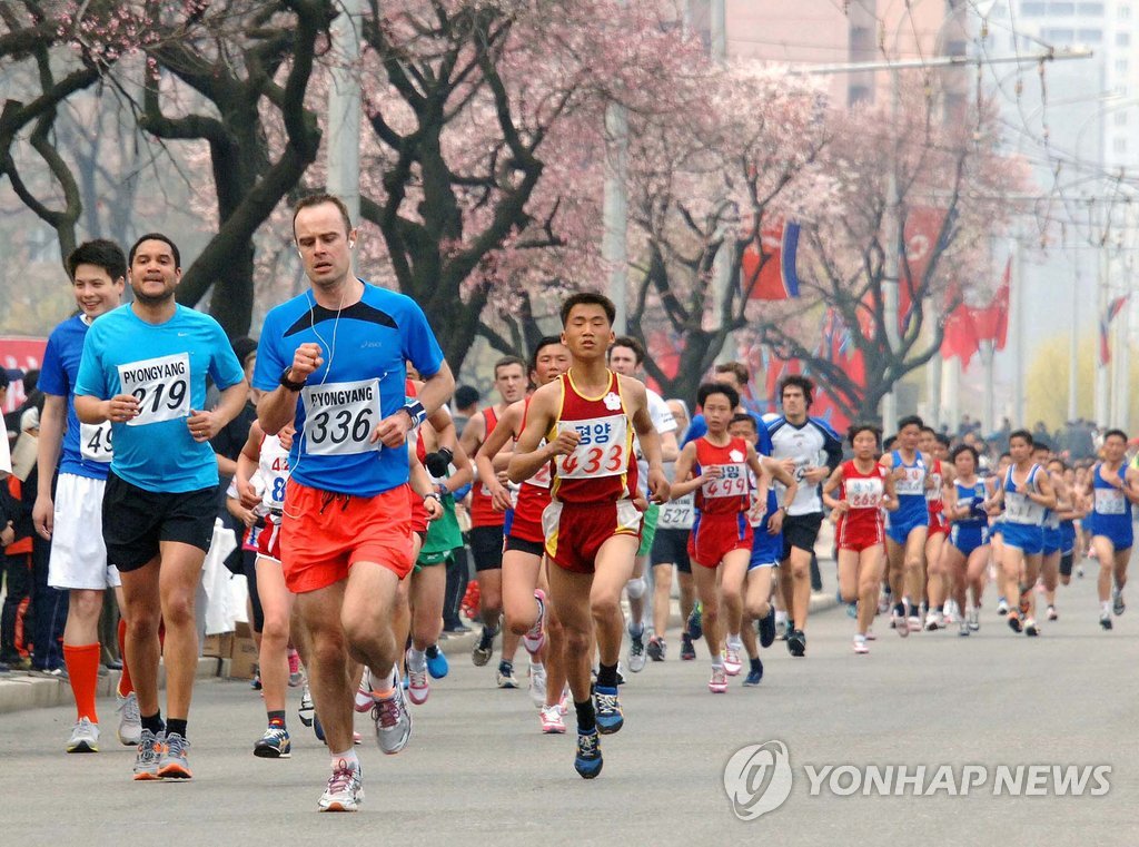 작년 북한 태양절 기념 마라톤대회 개최(조선중앙통신=연합뉴스 자료사진)