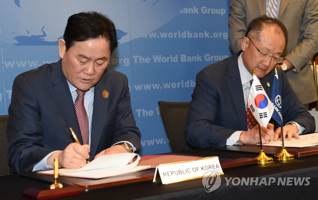 15일 오후(현지시간) '한-세계은행 협조융자 MOU'에 서명하는 최경환 부총리(왼쪽)와 김용 세계은행 총재.