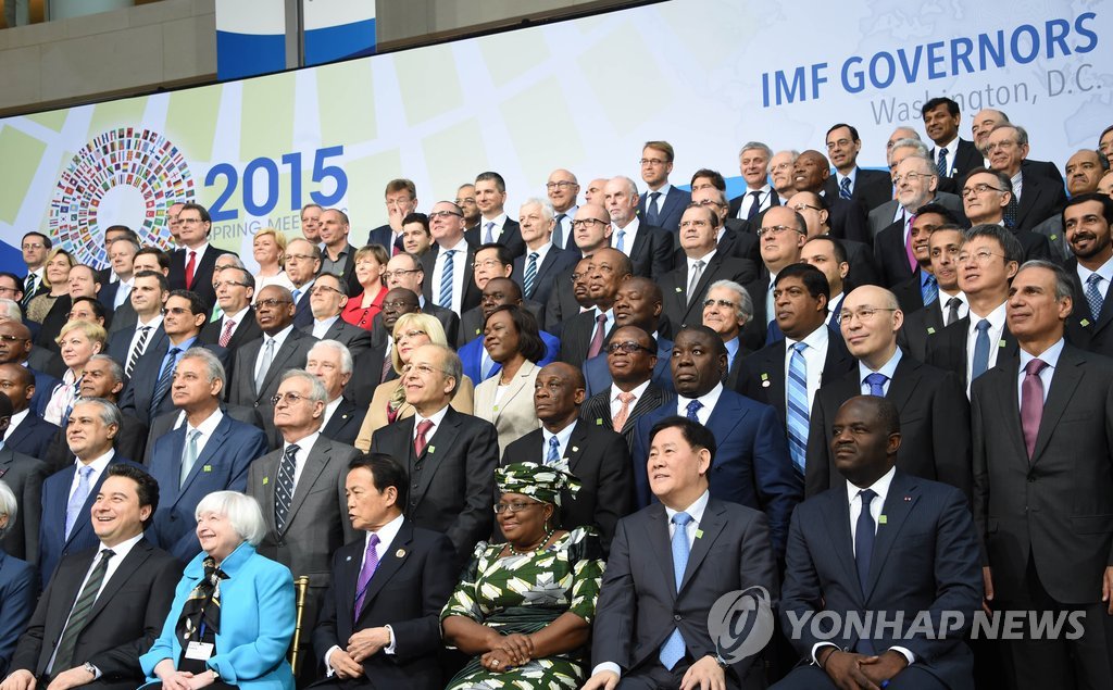 최경환 부총리가 18일(현지시간) IMF(국제통화기금)에서 열린 회의에 참석한 각국 대표들과 기념사진을 찍고 있다. 