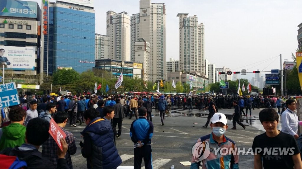 민노총 대구 범어네거리 점거…경찰과 충돌