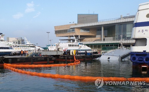 바닷물에 잠긴 쾌속선