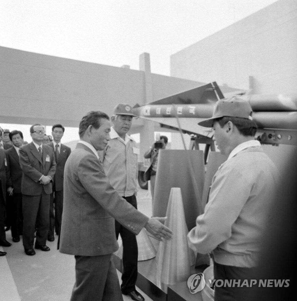 한국 최초 미사일 전시장 참관하는 박정희 전 대통령