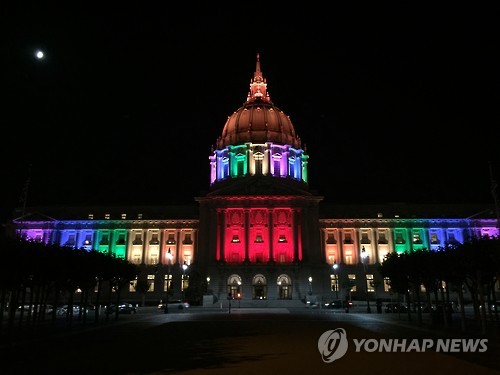 '동성애자 권리 지지' 무지개빛 조명 켠 샌프란시스코 시청