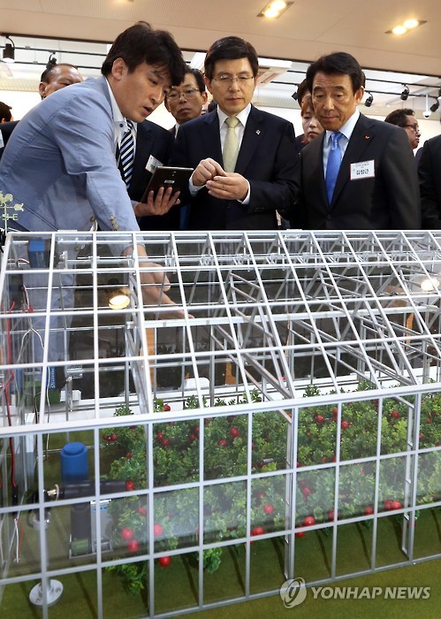 황 총리, '이것이 스마트 팜'