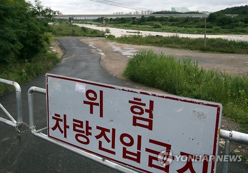 불어난 강물에 차량 진입 통제
