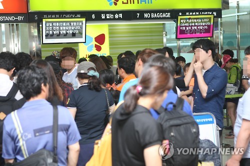 태풍으로 결항 속출…북적이는 제주공항