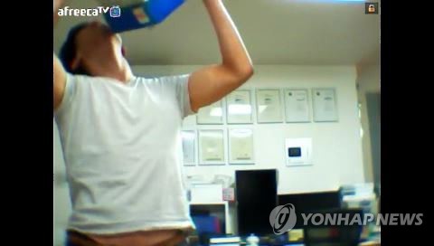 A4용지 박스 들게 하고 아프리카TV로 확인