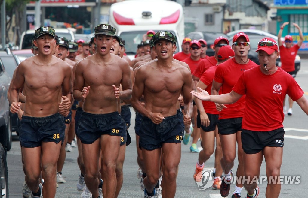 맨몸 구보하는 해군 해난구조대
