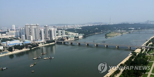주체사상탑 전망대에서 바라본 창전거리 고층 아파트
