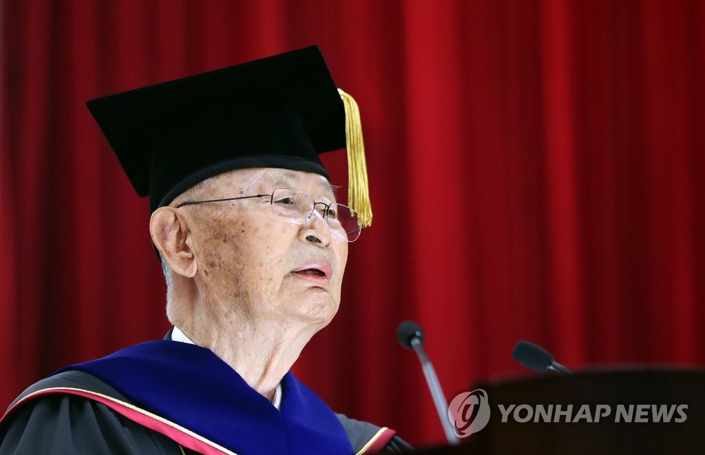 명예군사학 박사 학위 받은 백선엽 장군