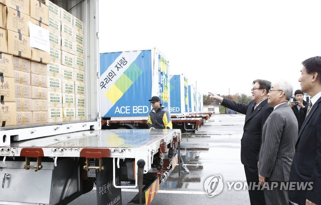 북한 사리원 농장에 온실용품을 지원하는 재단법인 에이스경암
<<연합뉴스 자료사진>>
