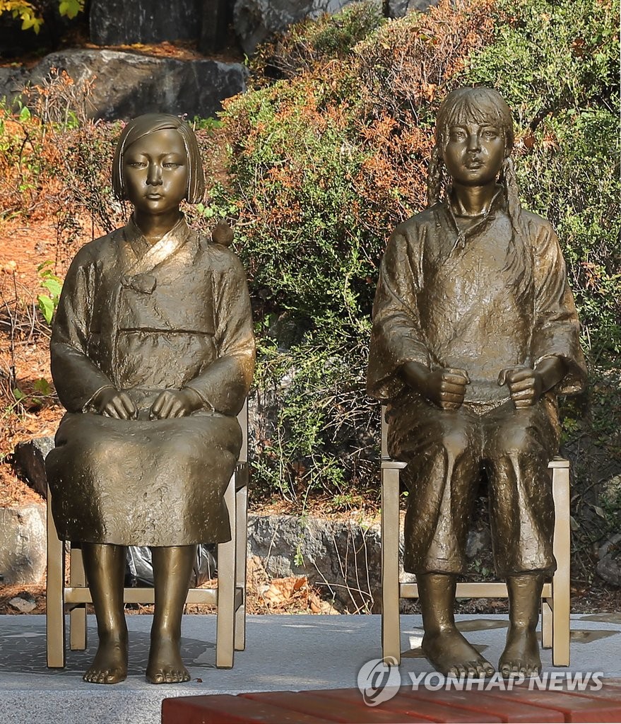 城北区の公園には韓中の芸術家により制作された少女像が建てられた＝（聯合ニュース）