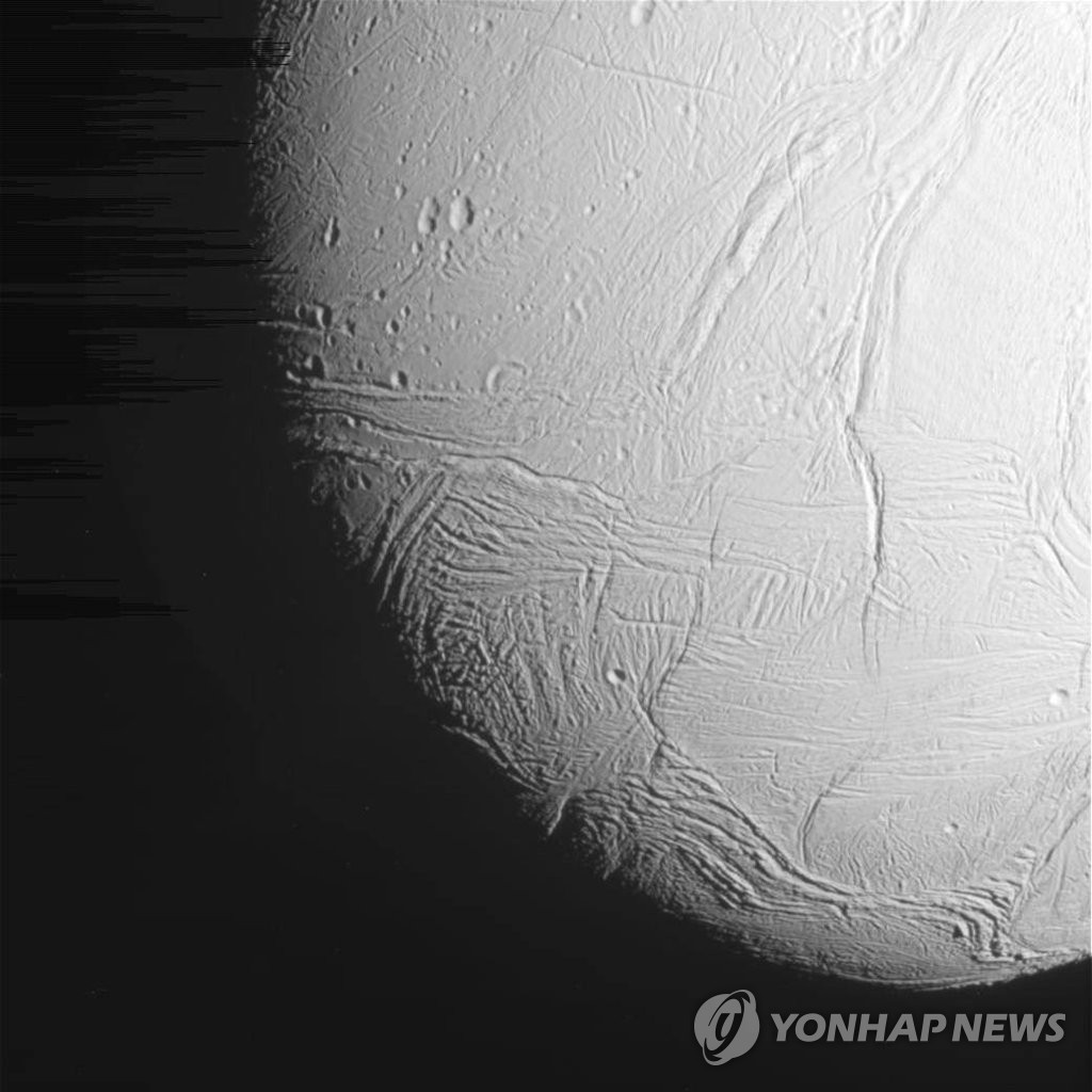 카시니 탐사선이 엔켈라두스를 근접 통과하며 찍은 사진. 카시니 탐사선은 2015년 10월 28일, 엔켈라두스 남극 지역에 49km까지 다가갔다.[NASA 제공=연합뉴스]