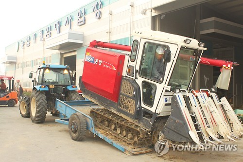 농기계 임대 '인기'(연합뉴스 자료사진)